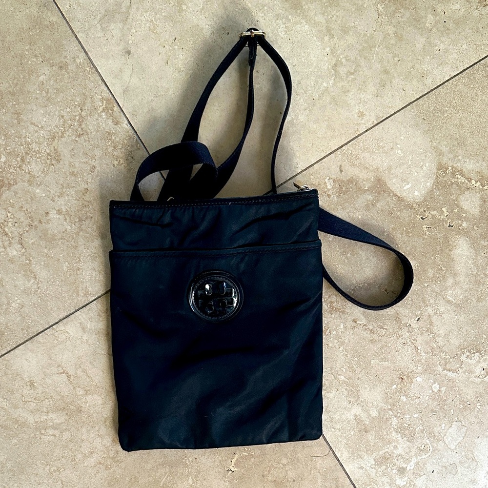 Tory Burch Black Nylon Messenger Bag w/Gold Zipper Detail • Clean In & Out - Picture 2 of 9